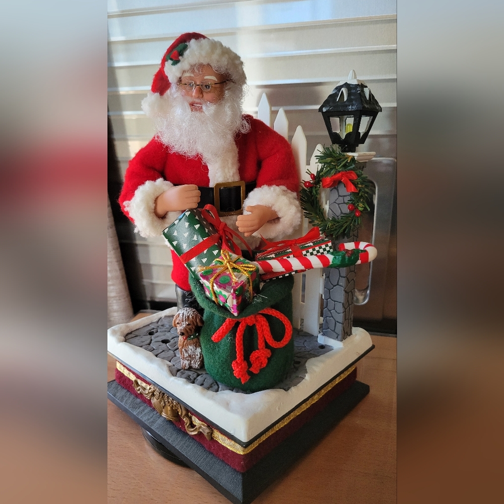 VTG 1993 Holiday Creations Holiday Musical Scene Santa Claus W/Bag Presents Dog
